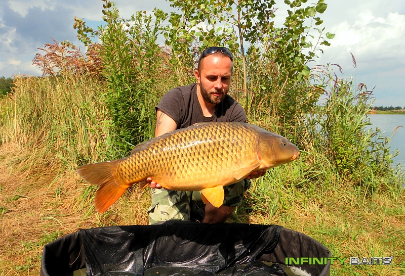 report První víkend s manželkou Infinity Baits