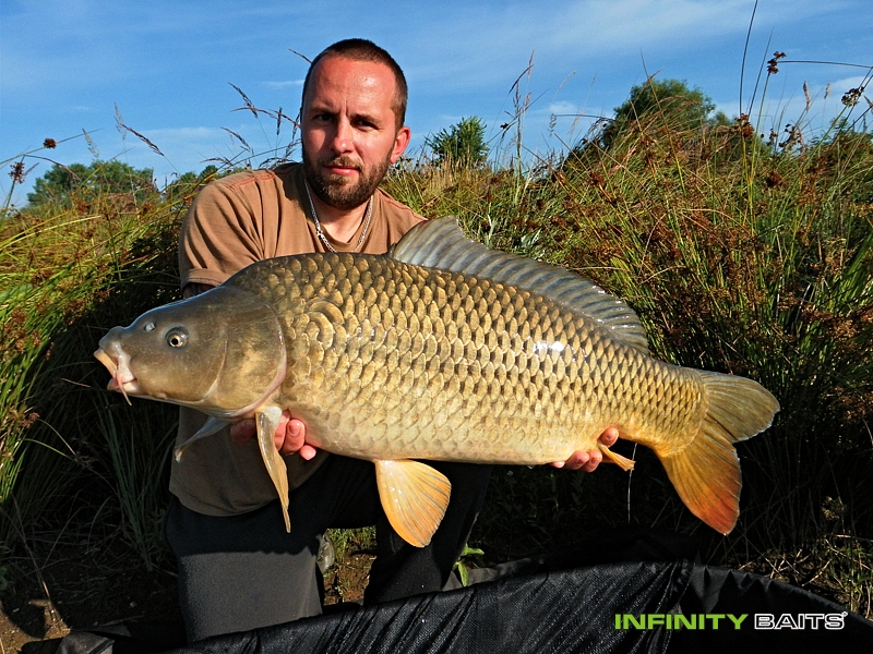 report První víkend s manželkou Infinity Baits