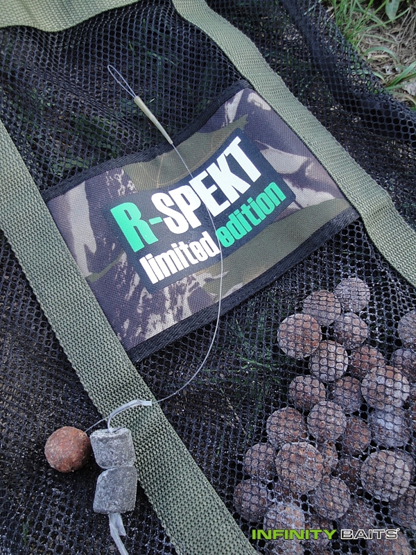 Posvítím na něj, abych měl přehled a vidim, s kym mám tu čest. Sakra pes, je to pan Šedivec, Fosgenův řádkáč. Od doby, co jsem ho před dvěma lety viděl na fotkách Štěpána Cigánka, se mi tahle ryba špatně vytěsňuje z mysli a je jeden z důvodů, kvůli kterým se sem neustále vracím. Nemůžu též nevzpomenout, že jsem ho naháněl téměř celou loňskou sezonu na různých místech úseku, aby ho tři dny po mně, na místě, kde jsem strávil téměř celý podzim, chytil jeden můj kamarád. A teď ho mám na prutu.