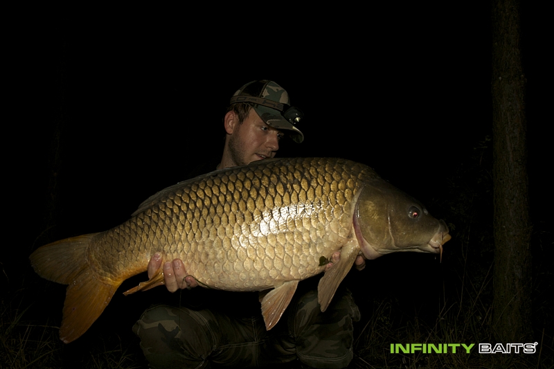 report V divočině Infinity Baits