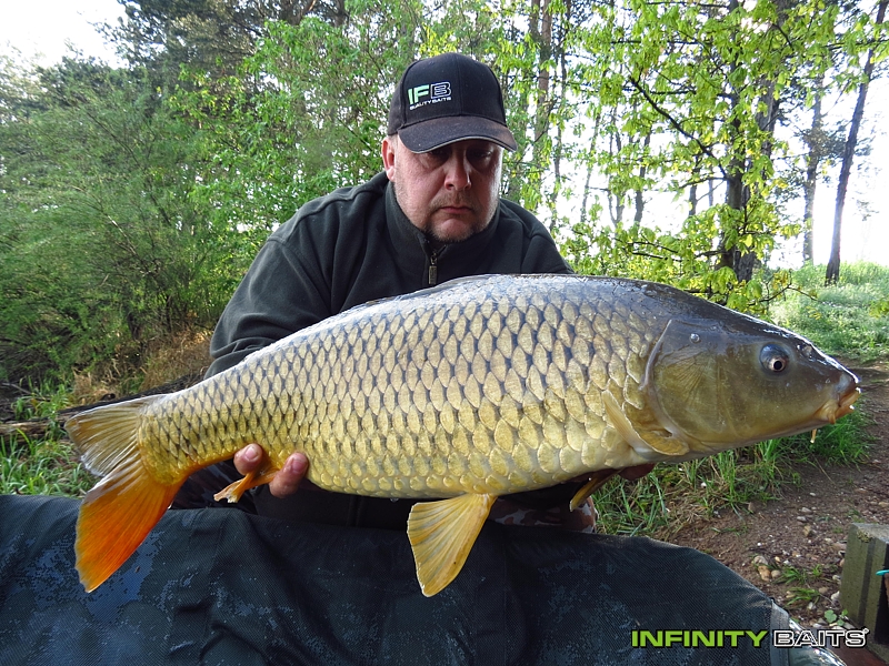 report Tati chyť rybu Infinity Baits