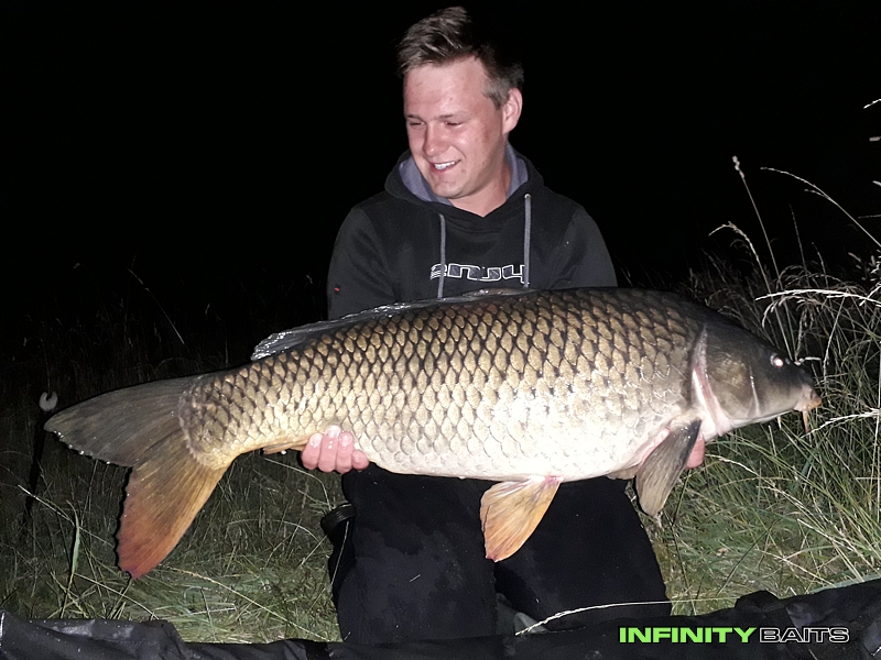 Report Půlnoční kapr Infinity Baits